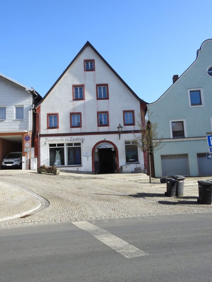 **Wohn- und Gewerbeimmobilie -denkmalgeschützt- mit guter Rendite in Hollfeld** - Ansicht